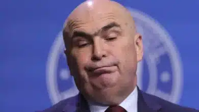 Guvernul Bolojan pregătește terenul pentru noi biruri: „Incapacitatea de plată” – preludiul unei creșteri a TVA?