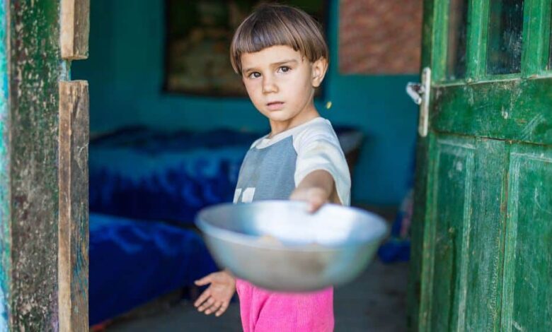 Sate uitate de lume: mii de familii din comunele României trăiesc în sărăcie lucie