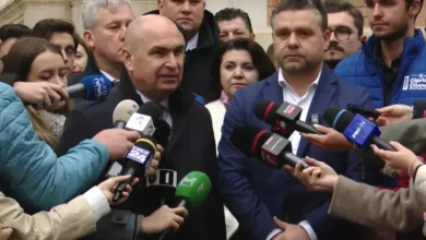 Campioni la sprint când vine vorba de întrebări: Ciucu și Bolojan au fugit din nou de jurnaliști