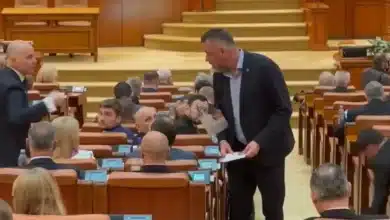 VIDEO. Momentul „Aruncă fițuica” din timpul moțiunii de cenzură PSD-AUR